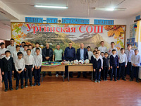 Начальник отдела культуры Хивского района Казбек Казиев принял участие в акции  «Сделай подарок родной школе»
