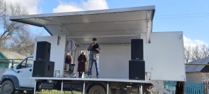 В рамках календаря мероприятий муниципальных образований РД артисты Центра культуры Кизлярского района на автоклубе выехали в село Нововладимировка. 