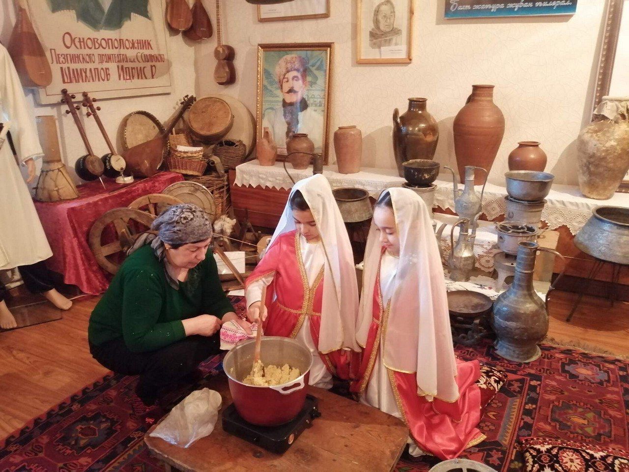 В Центре традиционной культуры с. Ахты прошёл мастер-класс приготовления лезгинской национальной халвы «Исида» В Центре традиционной культуры с. Ахты прошёл мастер-класс приготовления лезгинской национальной халвы «Исида»