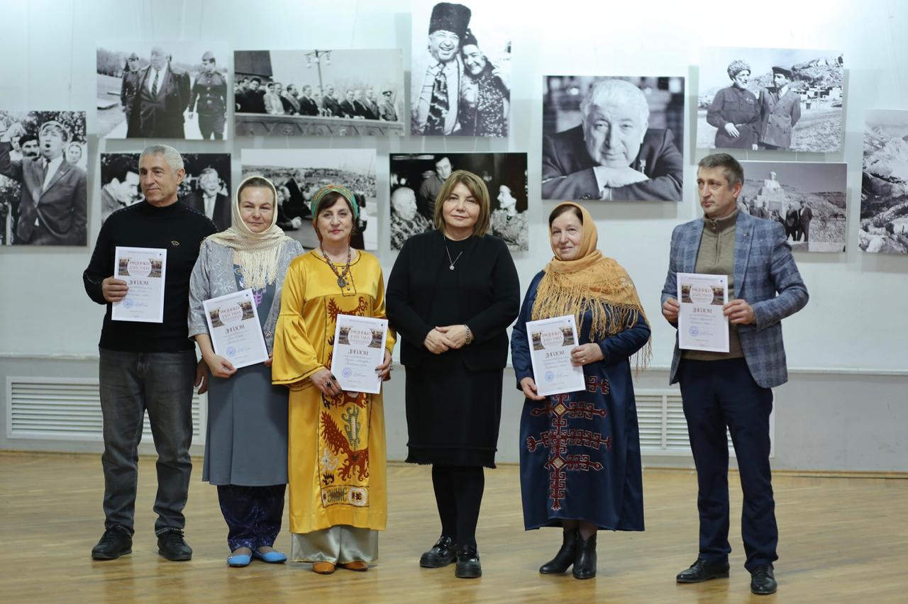 20 января в Махачкале состоялось открытие итоговой Республиканской выставки декоративно-прикладного искусства «Родники Дагестана» 20 января в Махачкале состоялось открытие итоговой Республиканской выставки декоративно-прикладного искусства «Родники Дагестана»