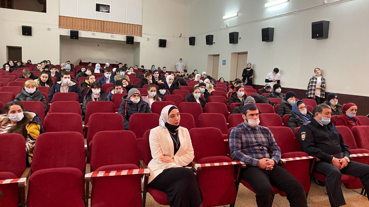 В зале Городского центра культуры Управлением культуры города Южно-Сухокумск организован показ короткометражного художественного фильма «Живи ради Бога!» В зале Городского центра культуры Управлением культуры города Южно-Сухокумск организован показ короткометражного художественного фильма «Живи ради Бога!»