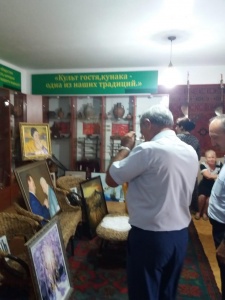 Передвижная выставка «Мир талантов» открылась в Кумторкалинском муниципальном культурно-досуговом центре.