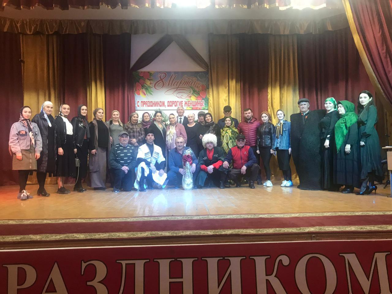 Фольклорный ансамбль «Ахвах» выступил с праздничным концертом в Центре традиционной культуры с.Ботлих Ботлихского района. Фольклорный ансамбль «Ахвах» выступил с праздничным концертом в Центре традиционной культуры с.Ботлих Ботлихского района.