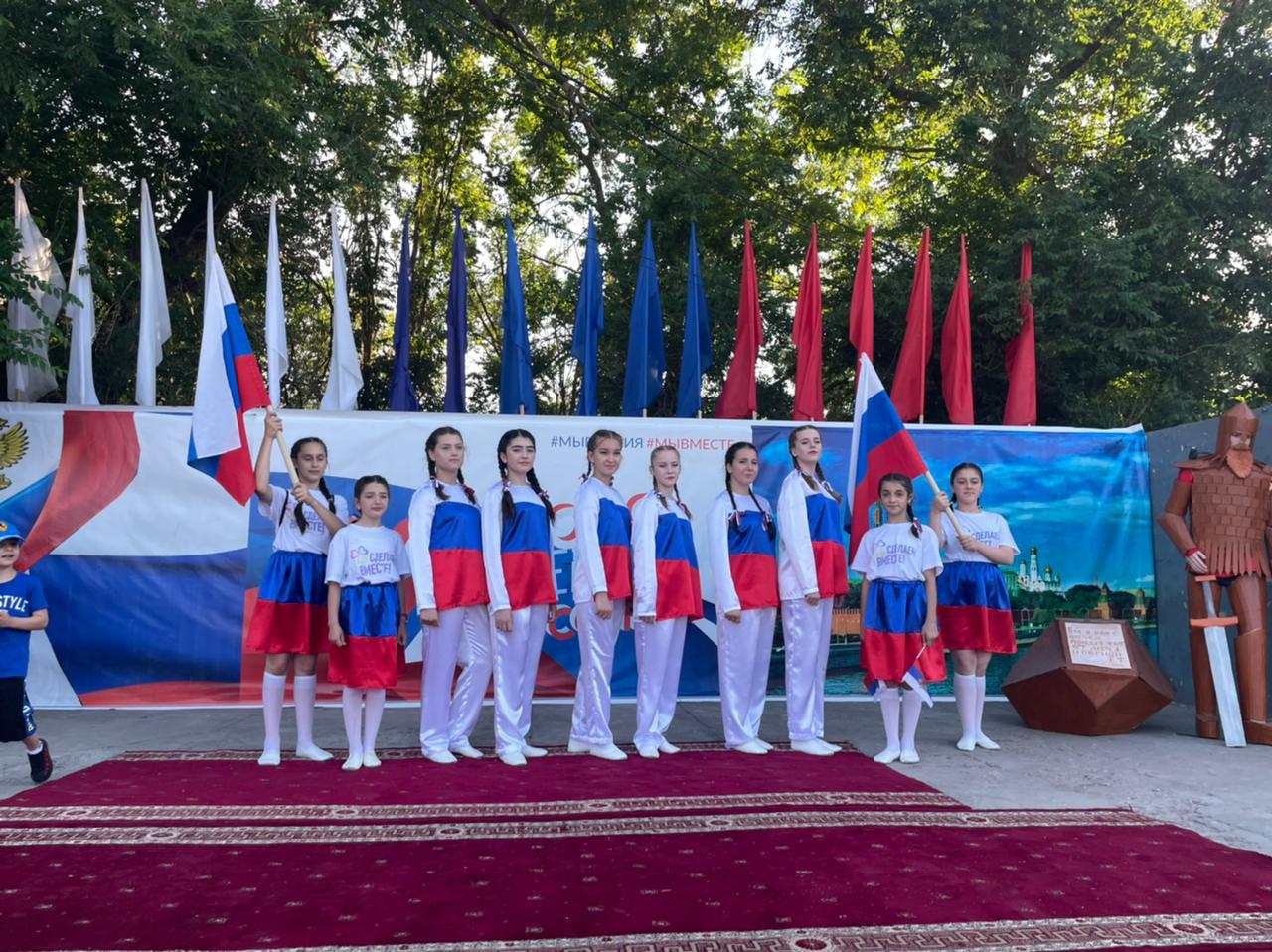 12 июня в культурно-досуговых учреждениях республики, центрах культуры муниципальных образований республики прошли праздничные мероприятия, посвященные Дню России 12 июня в культурно-досуговых учреждениях республики, центрах культуры муниципальных образований республики прошли праздничные мероприятия, посвященные Дню России