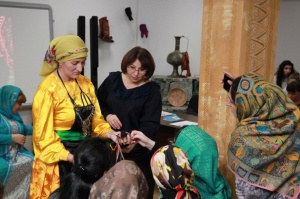 Сегодня в Республиканском Доме народного творчества прошел мастер-класс по художественному вязанию. 