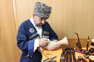 В центре культуры села Акуша в рамках Республиканского праздника фольклора прошла выставка народных промыслов, где мастера и мастерицы представляли свои изделия и показывали для всех желающих мастер-классы. 