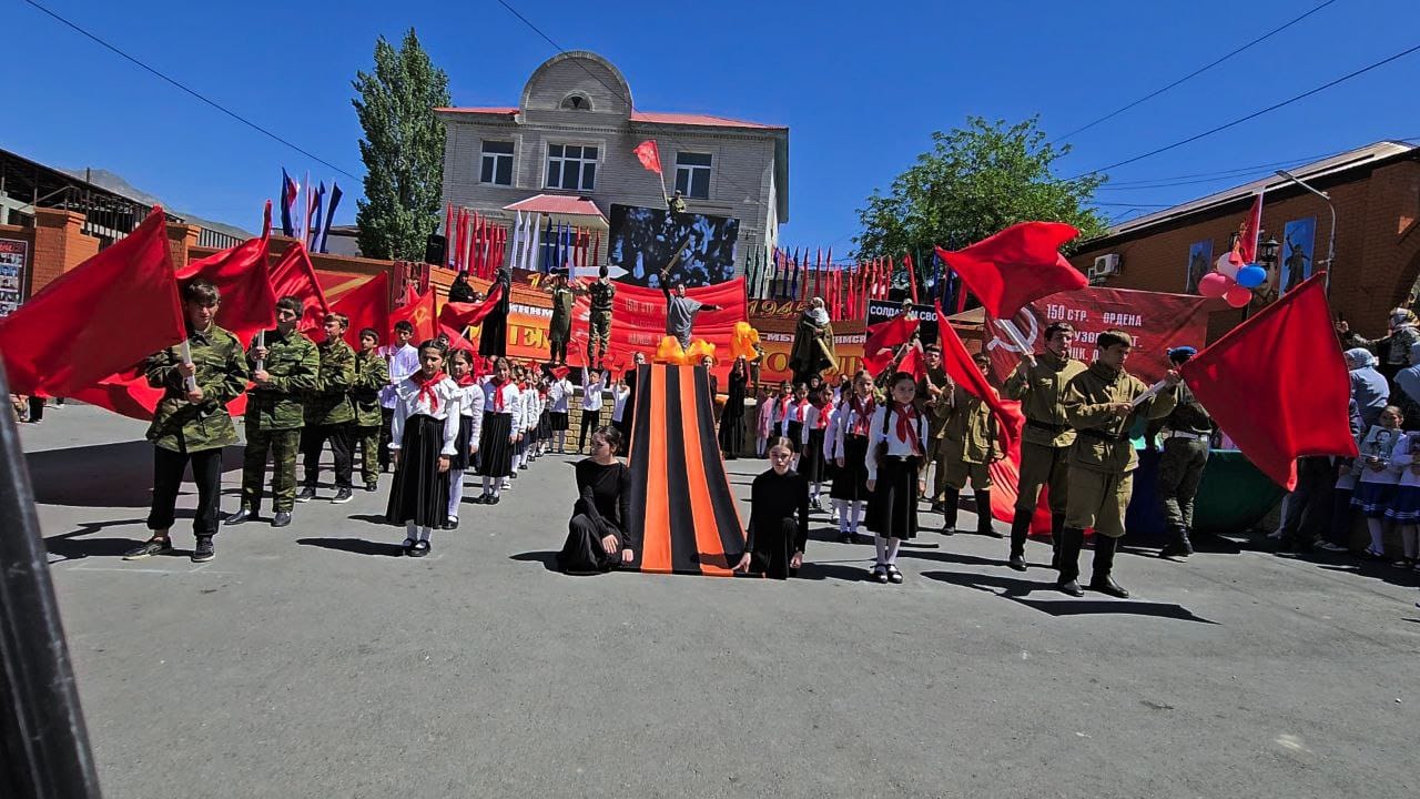 Флешмоб-акция «За наших!», организованная Республиканским домом народного творчества Флешмоб-акция «За наших!», организованная Республиканским домом народного творчества