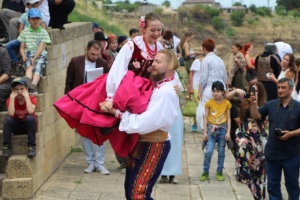 Участники VIII Международного фестиваля фольклора и традиционной культуры «Горцы» выступили в древнем Дербенте
