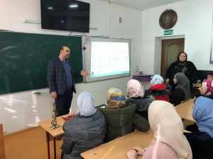 Мастер унцукульской насечки металлом по дереву Магомедали Магомедалиев встретился с учениками 8-10 классов Унцукульской СОШ №2.