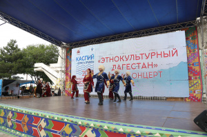 На площадке перед Аварским театром состоялись фестивальные мероприятия: гала-концерт «Этнокультурный Дагестан»