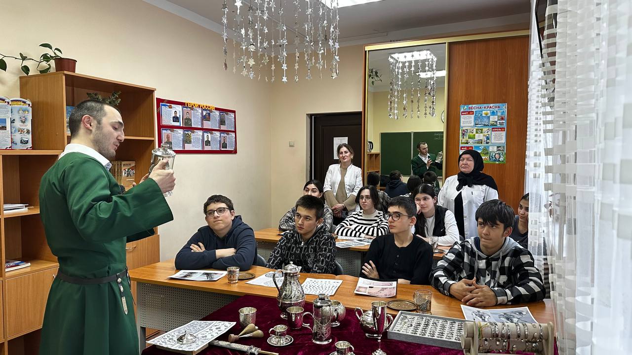 В Специальной Общеобразовательной школе-интернате II Вида г. Махачкала прошел мастер-класс по ювелирному искусству В Специальной Общеобразовательной школе-интернате II Вида г. Махачкала прошел мастер-класс по ювелирному искусству