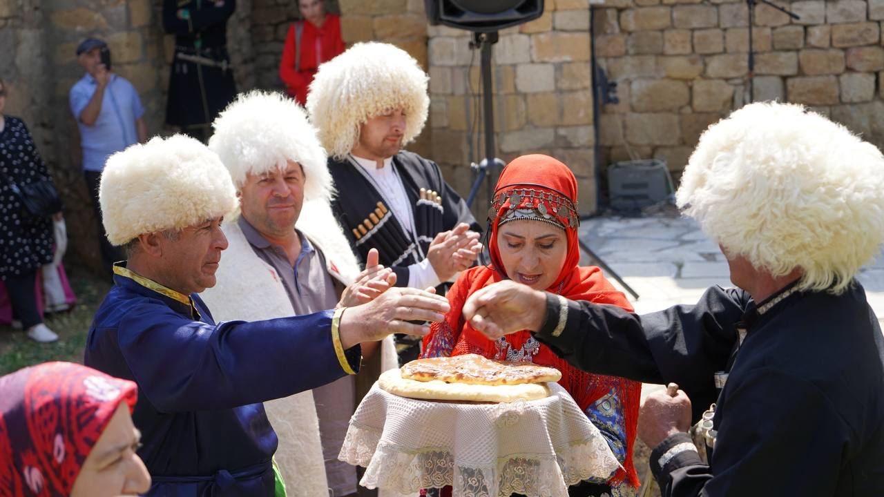 Республиканский праздник циркового искусства «Пехлеван», фестиваль ашугской песни «Пой, ашуг!» и дефиле народного костюма Республиканский праздник циркового искусства «Пехлеван», фестиваль ашугской песни «Пой, ашуг!» и дефиле народного костюма