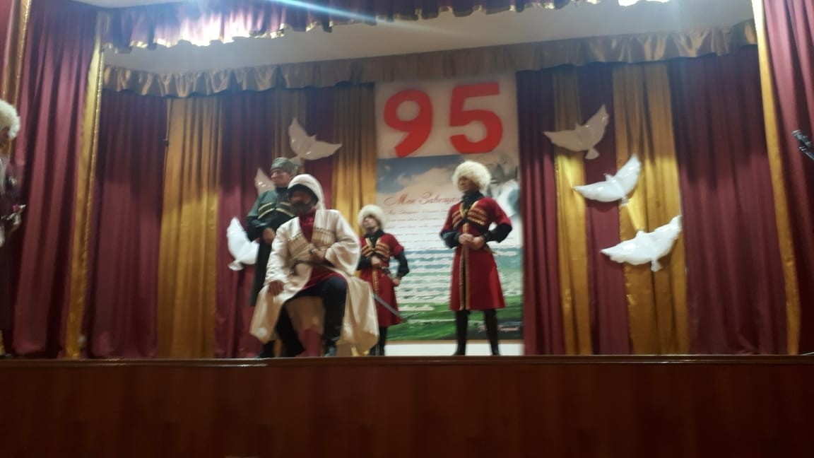 13 сентября в районном Центре культуры в рамках празднования 95-летия народного поэта Дагестана Расула Гамзатова была показана театрализованная композиция по его произведениям «Журавли», «Горянка» и «Мой Дагестан» 13 сентября в районном Центре культуры в рамках празднования 95-летия народного поэта Дагестана Расула Гамзатова была показана театрализованная композиция по его произведениям «Журавли», «Горянка» и «Мой Дагестан»