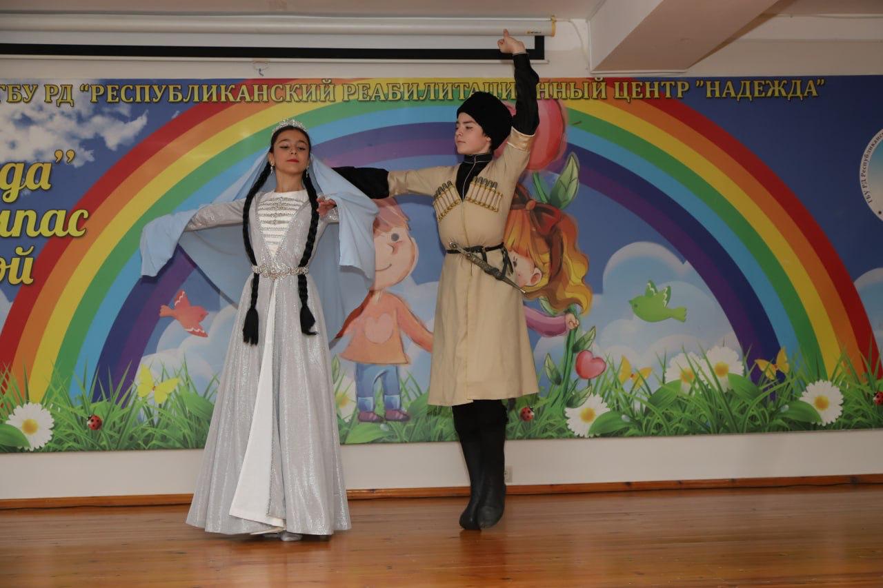 Более 80 детей Республиканского реабилитационного центра « Надежда» и их родители стали зрителями благотворительного концерта Более 80 детей Республиканского реабилитационного центра « Надежда» и их родители стали зрителями благотворительного концерта