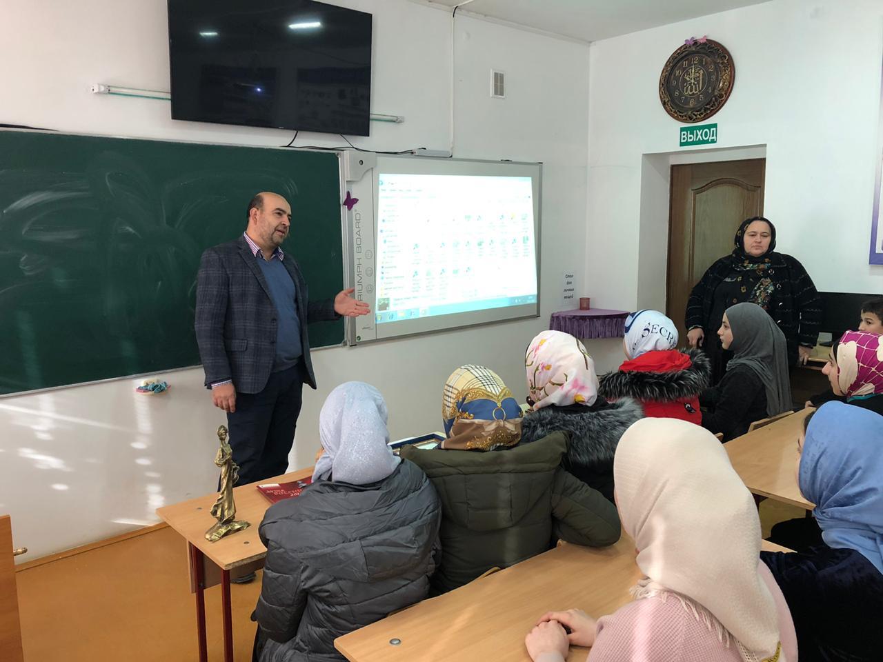 Мастер унцукульской насечки металлом по дереву Магомедали Магомедалиев встретился с учениками 8-10 классов Унцукульской СОШ №2. Мастер унцукульской насечки металлом по дереву Магомедали Магомедалиев встретился с учениками 8-10 классов Унцукульской СОШ №2.