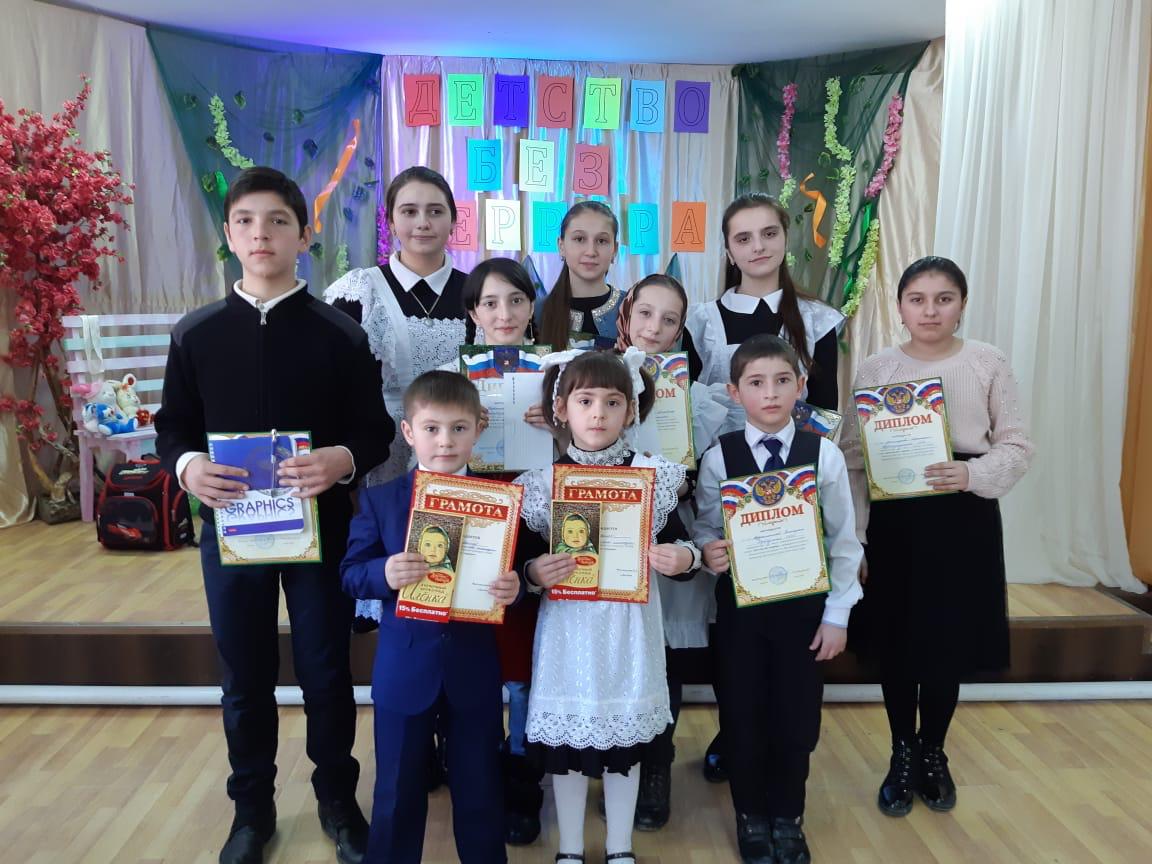 В Центре культуры Казбековского района прошел районный конкурс чтецов « Детство без террора» и конкурса детского рисунка « Нет-терроризму!». В Центре культуры Казбековского района прошел районный конкурс чтецов « Детство без террора» и конкурса детского рисунка « Нет-терроризму!».