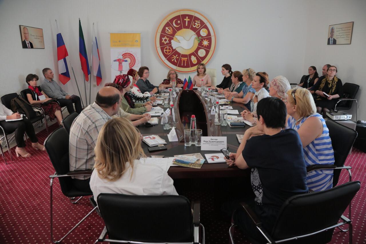 Второй год в рамках Международного фестиваля фольклора и традиционной культуры «Горцы» проходит ярмарка-выставка, презентующая традиционное декоративно-прикладное искусство не только народов Кавказа, но и других регионов России и ближнего зарубежья. Второй год в рамках Международного фестиваля фольклора и традиционной культуры «Горцы» проходит ярмарка-выставка, презентующая традиционное декоративно-прикладное искусство не только народов Кавказа, но и других регионов России и ближнего зарубежья.