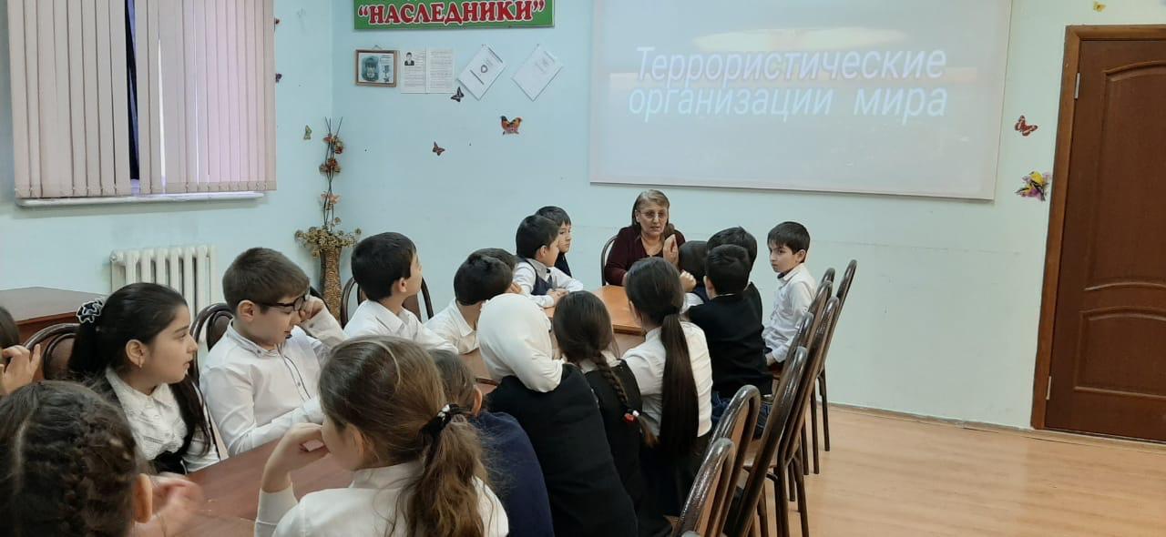 В рамках календаря мероприятий муниципальных образований республики работники филиала Центра традиционной культуры народов России п. Тарки провели беседу "Террористические организации мира" с учащимися школы №19. В рамках календаря мероприятий муниципальных образований республики работники филиала Центра традиционной культуры народов России п. Тарки провели беседу "Террористические организации мира" с учащимися школы №19.