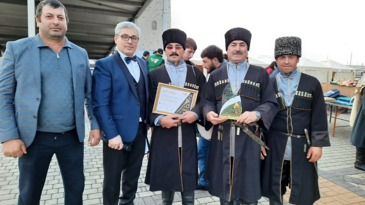 Ансамбль зурначей «Веселые зурначи» Дахадаевского района принял участие в первом международном фестивале-конкурсе этнической музыки «Золотая зурна» Ансамбль зурначей «Веселые зурначи» Дахадаевского района принял участие в первом международном фестивале-конкурсе этнической музыки «Золотая зурна»