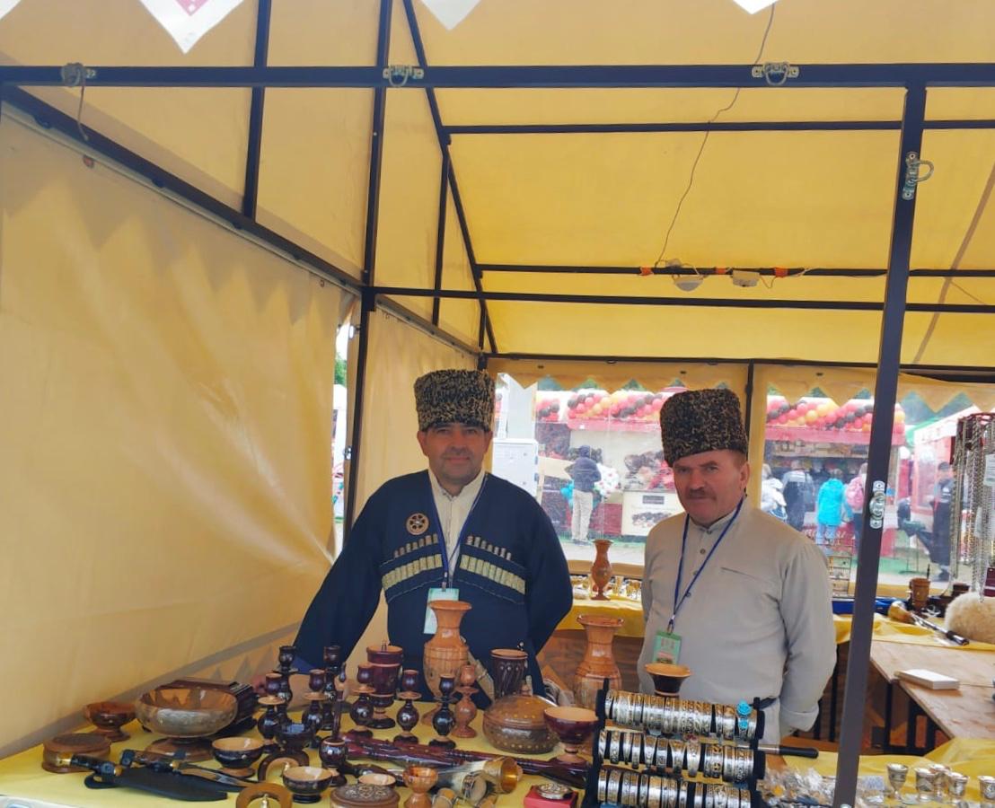 Мастер унцукульской насечки Магомедали Магомедалиев и мастер по изготовлению ювелирных изделий с.Кубачи Хидриильяс Ахмедов представили Дагестан на Международном фестивале «Александрия зазывает друзей», который прошел в Белоруссии. Мастер унцукульской насечки Магомедали Магомедалиев и мастер по изготовлению ювелирных изделий с.Кубачи Хидриильяс Ахмедов представили Дагестан на Международном фестивале «Александрия зазывает друзей», который прошел в Белоруссии.