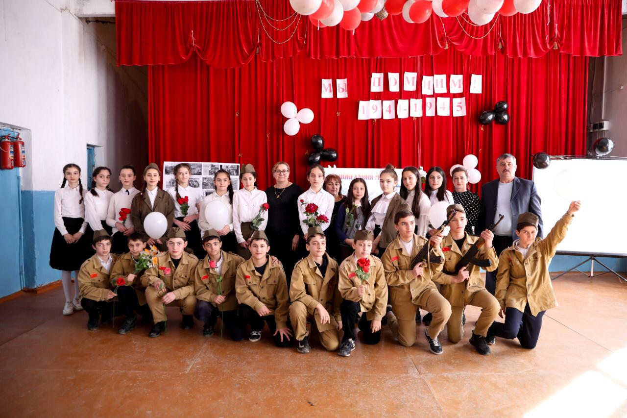 В Кайтагском районе в с. Маджалис для учащихся 7-х классов прошло мероприятие «Мы помним», посвященное 75-летию Победы в Великой Отечественной войне, организованное работниками центра культуры «Кайтаги» и Маджалисской СОШ. В Кайтагском районе в с. Маджалис для учащихся 7-х классов прошло мероприятие «Мы помним», посвященное 75-летию Победы в Великой Отечественной войне, организованное работниками центра культуры «Кайтаги» и Маджалисской СОШ.