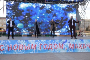 Яркими выступлениями на фестивале «Новогодние открытки» порадовали жителей и гостей Махачкалы творческие коллективы и исполнители г.Хасавюрта и Хасавюртовского района