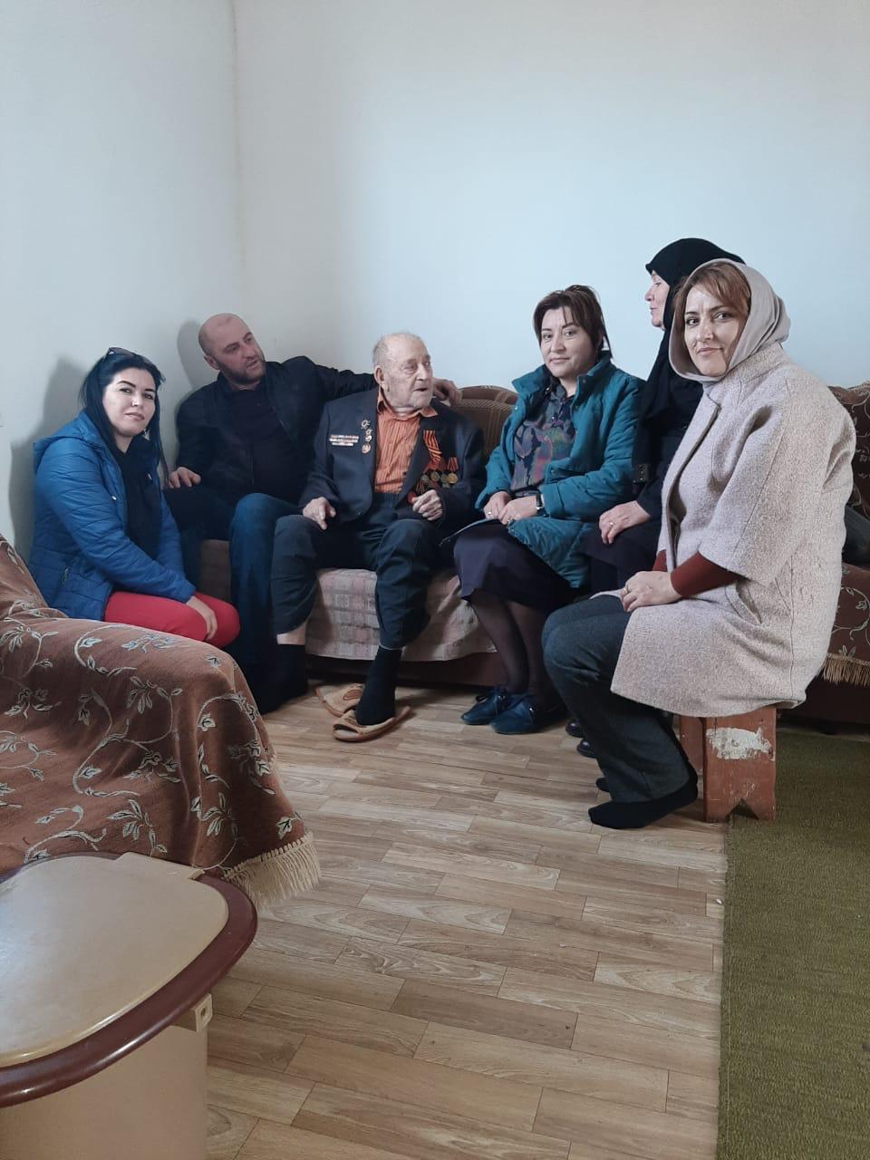 Работники Управления культуры, молодёжной политики, спорта и туризма Новолакского района постетили ветерана Великой Отечественной войны Алила Буттаева. Работники Управления культуры, молодёжной политики, спорта и туризма Новолакского района постетили ветерана Великой Отечественной войны Алила Буттаева.