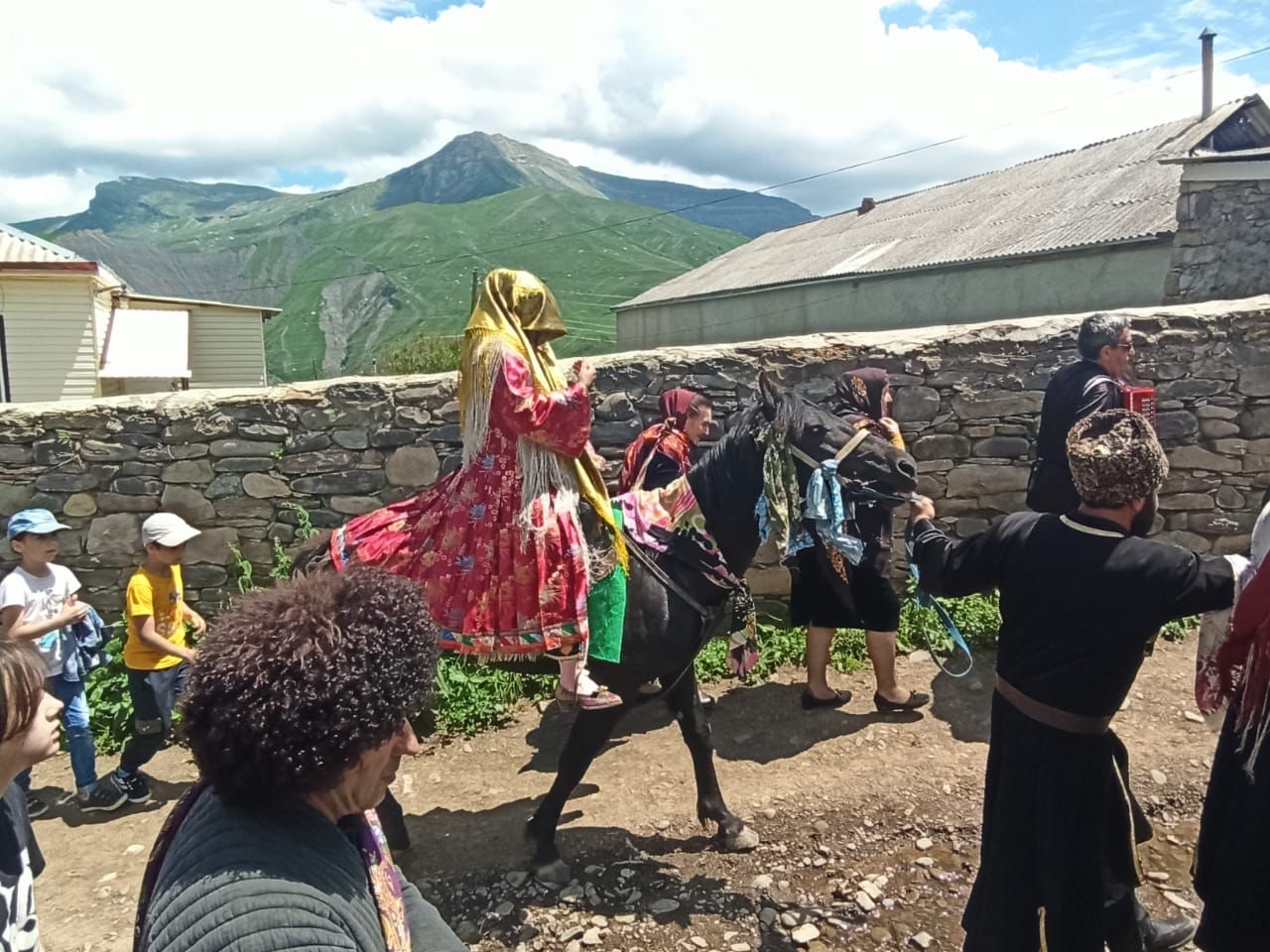11 июня в с. Кая Кулинского района в рамках фестиваля «Традиционная культура малочисленных народов Северного Кавказа, России» работники клубных учреждений провели свадебный обрядовый праздник 11 июня в с. Кая Кулинского района в рамках фестиваля «Традиционная культура малочисленных народов Северного Кавказа, России» работники клубных учреждений провели свадебный обрядовый праздник