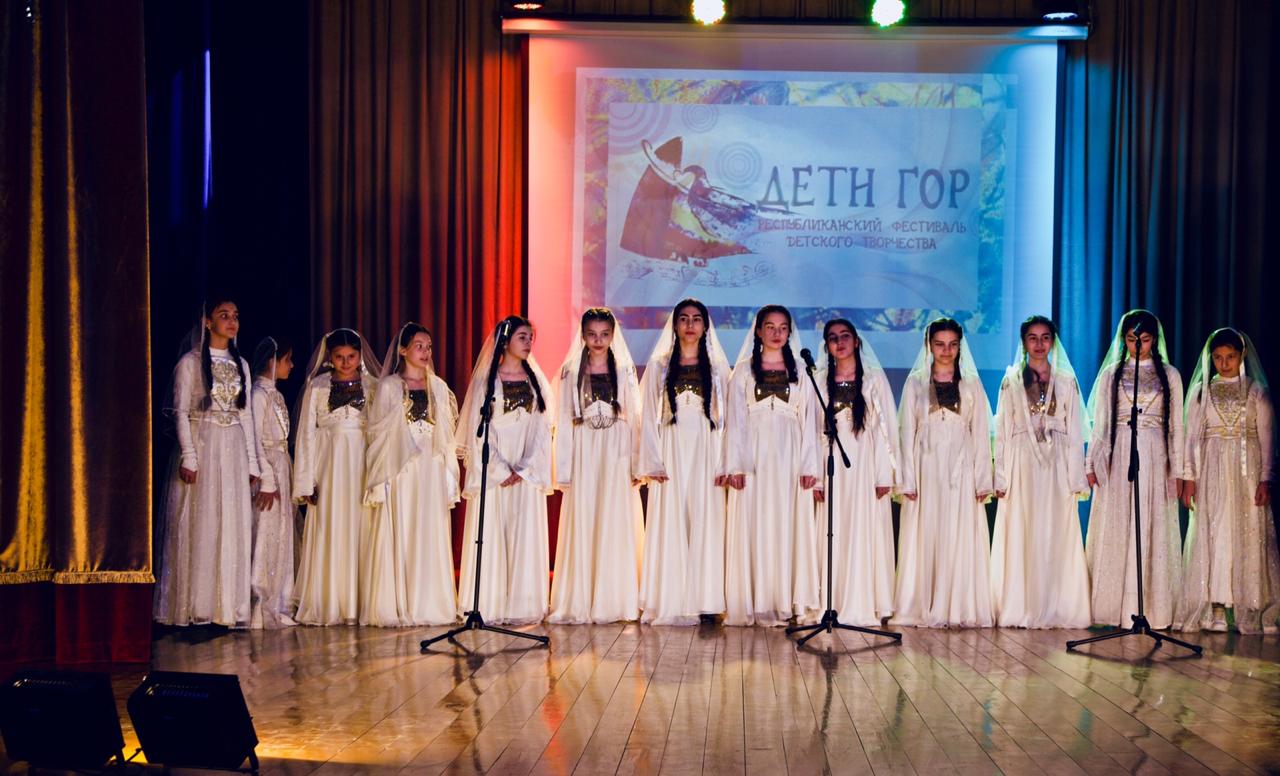 Сегодня в Центре традиционной культуры народов России "Эндерей"Хасавюртовского района прошел VII Республиканский фестиваль детского художественного творчества «Дети гор». Сегодня в Центре традиционной культуры народов России "Эндерей"Хасавюртовского района прошел VII Республиканский фестиваль детского художественного творчества «Дети гор».