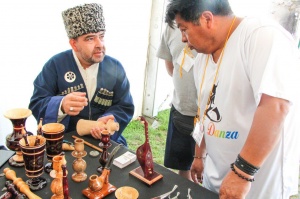 По приглашению Российско-чешской палаты при поддержке Министерства культуры РД, Республиканского дома народного творчества дагестанский мастер унцукульской насечки металлом по дереву, специалист РДНТ МК РД представит Дагестан на Русской