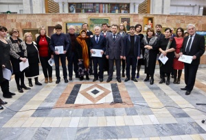 27 самодеятельных художников, 120 картин, месяцы кропотливой работы и вот сегодня состоялась самая большая фестиваль-выставка наивного изобразительного искусства «Мир талантов».