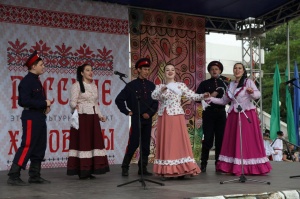 На площадке Аварского театра прошел праздник «Русские хороводы».