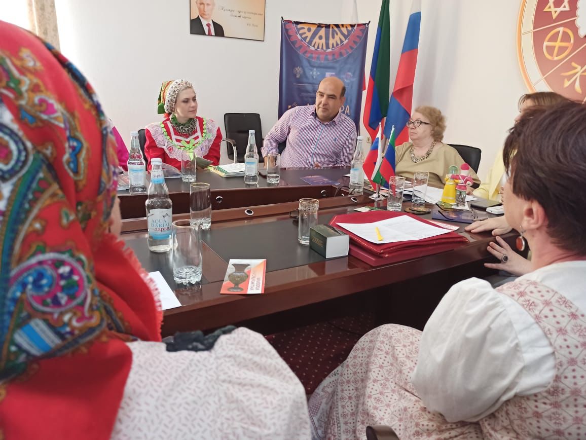 Круглый стол «Декоративно-прикладное искусство народов Дагестана, России: прошлое и настоящее. Проблемы и пути их решения» прошёл в г. Дербенте Круглый стол «Декоративно-прикладное искусство народов Дагестана, России: прошлое и настоящее. Проблемы и пути их решения» прошёл в г. Дербенте
