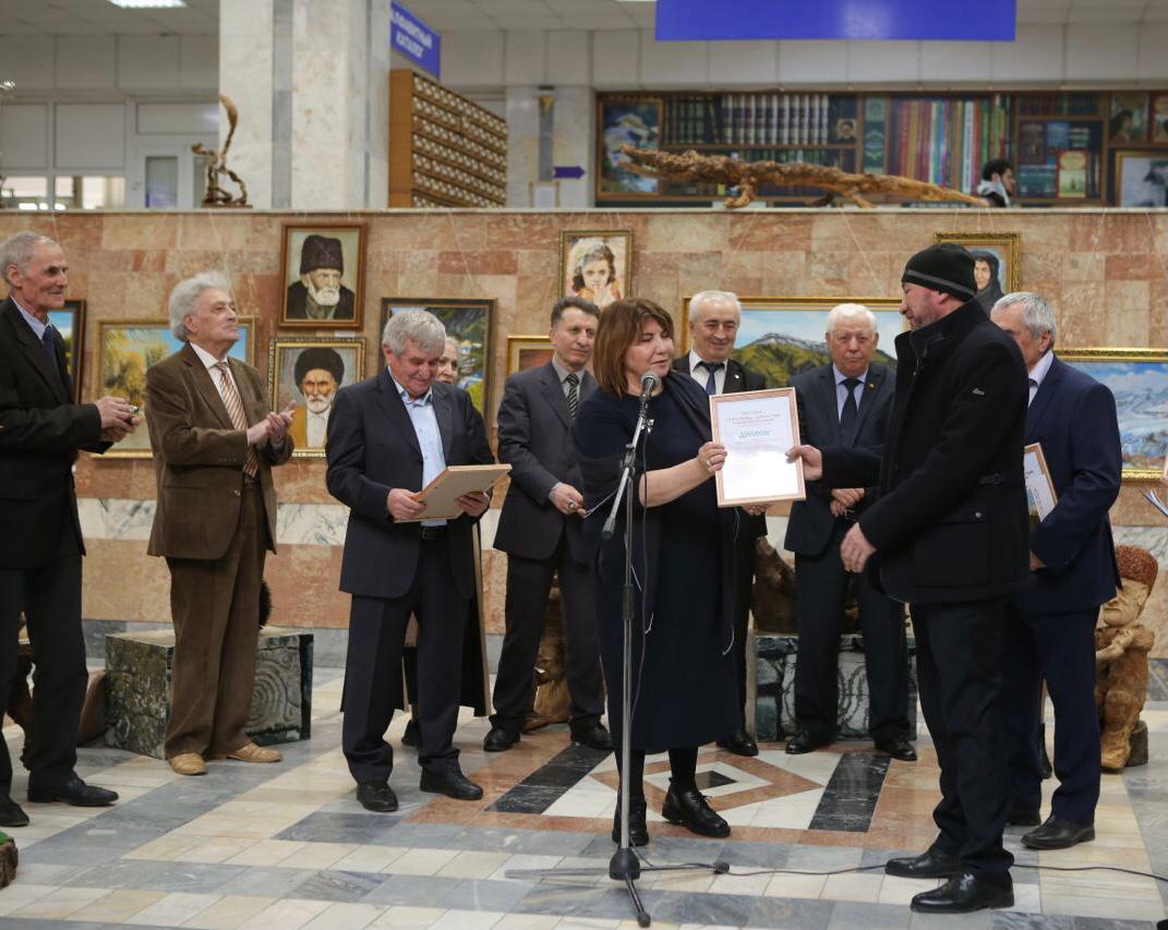 Сегодня, 23 марта, в Махачкале в рамках Республиканского проекта «Самородки» открылась художественная выставка «Сунгуровы – династия из Вачи» Сегодня, 23 марта, в Махачкале в рамках Республиканского проекта «Самородки» открылась художественная выставка «Сунгуровы – династия из Вачи»