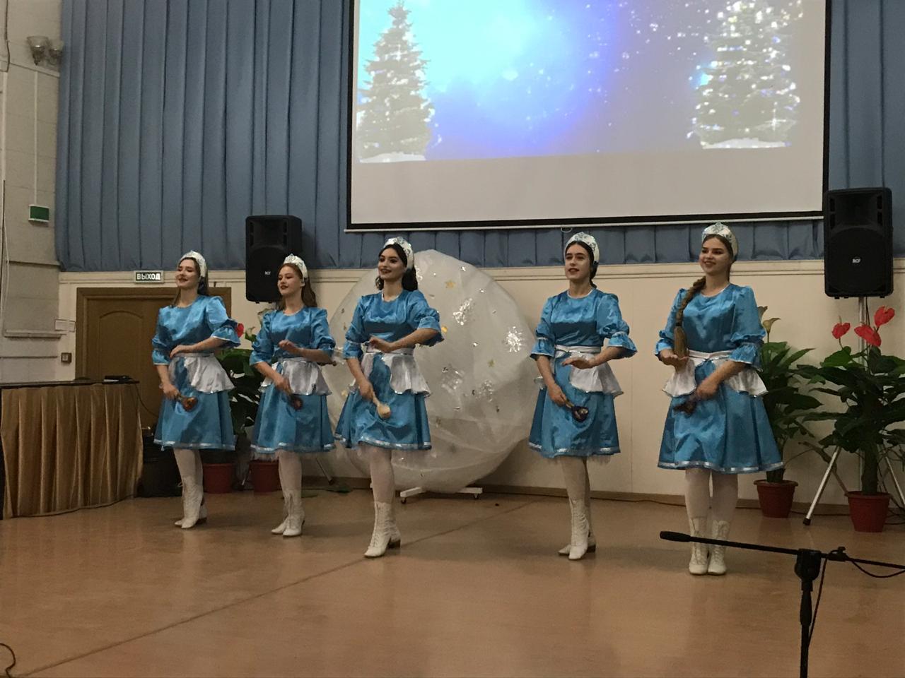 Работники Центра культуры г.Кизляра в Молодежном культурном центре провели праздничный Рождественский концерт для учащихся школ города. Работники Центра культуры г.Кизляра в Молодежном культурном центре провели праздничный Рождественский концерт для учащихся школ города.