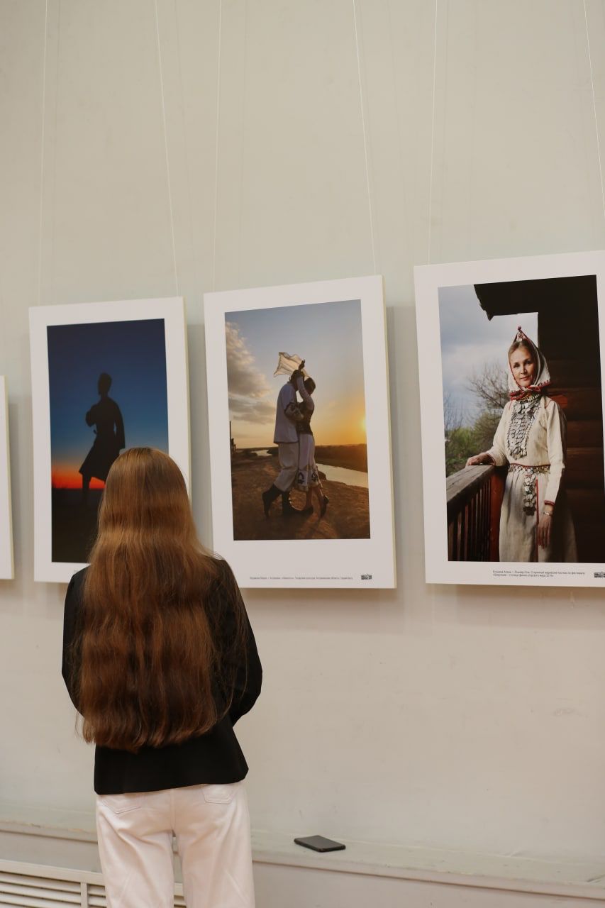 Последние дни работает всероссийская фотовыставка «Сила традиций: народы Российской Федерации», посвященная Году культурного наследия народов России. Последние дни работает всероссийская фотовыставка «Сила традиций: народы Российской Федерации», посвященная Году культурного наследия народов России.