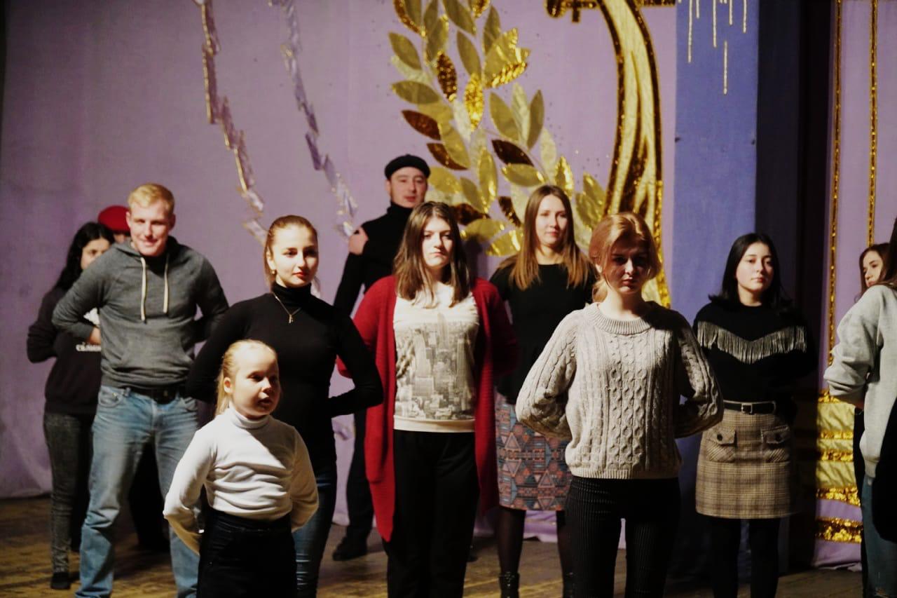Руководитель Народного театра Центра традиционной культуры г. Кизляра Елена Воронцова и артист Егор Васильченко с 19 по 22 ноября приняли участие в мастер-классах для молодёжи «Развитие народных театров малых городов в современных условиях», которые состо Руководитель Народного театра Центра традиционной культуры г. Кизляра Елена Воронцова и артист Егор Васильченко с 19 по 22 ноября приняли участие в мастер-классах для молодёжи «Развитие народных театров малых городов в современных условиях», которые состо