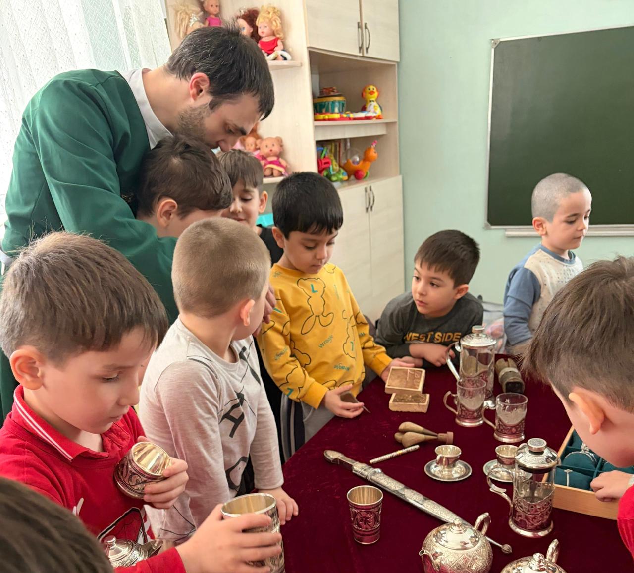 Республиканский дом народного творчества продолжает важную миссию — знакомить подрастающее поколение с культурным кодом Дагестана. Очередной выездной мастер-класс состоялся в Республиканском центре социальной помощи семье и детям. Республиканский дом народного творчества продолжает важную миссию — знакомить подрастающее поколение с культурным кодом Дагестана. Очередной выездной мастер-класс состоялся в Республиканском центре социальной помощи семье и детям.