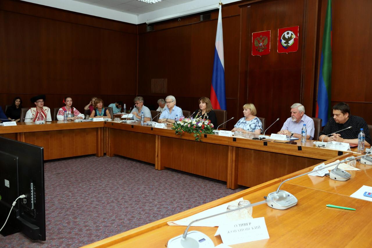 Круглый стол: «Международное сотрудничество как средство сохранения и развития этнокультуры Круглый стол: «Международное сотрудничество как средство сохранения и развития этнокультуры