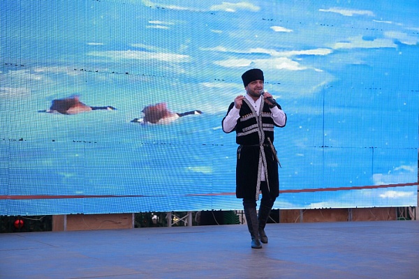Яркий фейерверк фестиваля «Новогодние открытки» продолжается