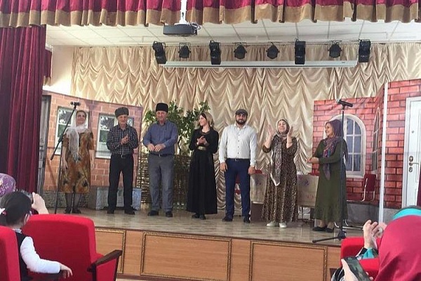 В рамках проекта «Творческий десант» народный театр с.Эндирей Хасавюртовского района с труппой выехал в соседнее село Карланюрт
