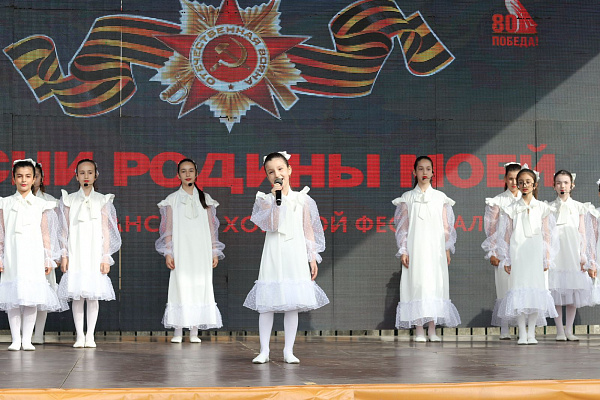 На площадке перед Аварским театром состоялись: Республиканский хоровой фестиваль «Песни Родины моей» и Республиканский праздник народного творчества «Салют Победы»