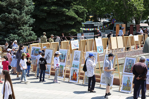 1 июня в Махачкале на площадке перед Русским театром прошли праздничные мероприятия