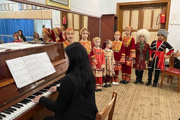 В театральном зале Городского дворца культуры им. К. М. Алескерова г. Избербаш прошёл литературно-музыкальный вечер «В маленьком ауле...», посвящённый 90-летию Фазу Алиевой