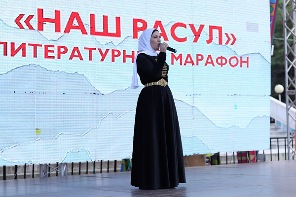 1 июля на площадке перед Аварским театром в рамках XXI Международного фестиваля фольклора и традиционной культуры «Горцы» прошли фестивальные мероприятия.