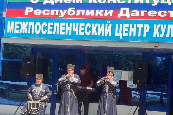 Более 7 тысяч человек стали участниками республиканского флешмоба, который провел Республиканский дом народного творчества в День Конституции Республики Дагестан.