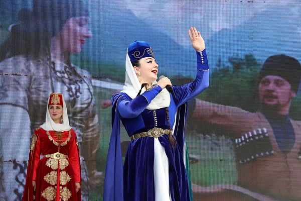 На центральной площади Махачкалы состоялся торжественный гала-концерт в рамках Форума-фестиваля патриотических программ «За Родину!»