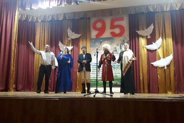 13 сентября в районном Центре культуры в рамках празднования 95-летия народного поэта Дагестана Расула Гамзатова была показана театрализованная композиция по его произведениям «Журавли», «Горянка» и «Мой Дагестан»