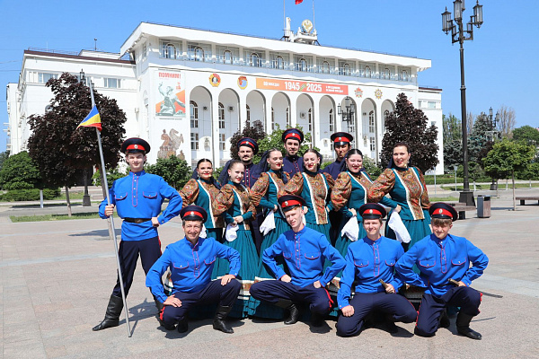 На центральной площади Махачкалы состоялся торжественный гала-концерт в рамках Форума-фестиваля патриотических программ «За Родину!»