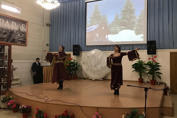 Работники Центра культуры г.Кизляра в Молодежном культурном центре провели праздничный Рождественский концерт для учащихся школ города.